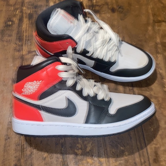 Nike Air Jordan 1 (Mid) - Picture 2 of 4